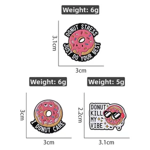 Dettaglio delle spille a forma di ciambella rosa con specifiche di peso e misura