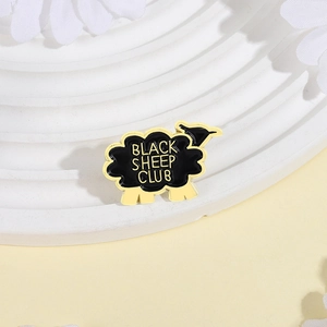 Broche en émail Black Sheep Club avec texte jaune et finition élégante en alliage métallique
