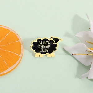 Broche en émail Black Sheep Club avec détails jaunes sur un fond vert minimaliste
