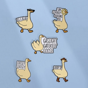 Divertente Spilla in Smalto a Forma di Oca in Lega di Zinco Distintivo Animale Con Citazioni Inglesi Spilla Satirica per Zaino Abbigliamento Regalo