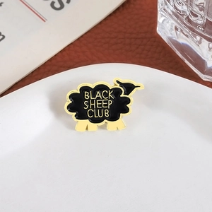 Insigne en émail Black Sheep Club sur fond d'assiette en céramique blanche