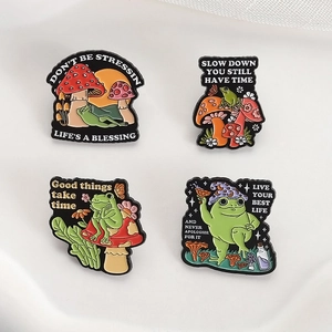 Lot de quatre pins émaillés mignons grenouille et champignon avec citations motivantes