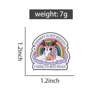 Detailansicht der Emaille-Hirsch-Anstecknadel mit Regenbogen und 1,2x1,2 Zoll Abmessungen