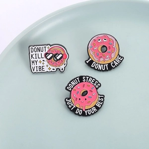 Set di tre spille in smalto a forma di ciambella rosa con scritte motivazionali