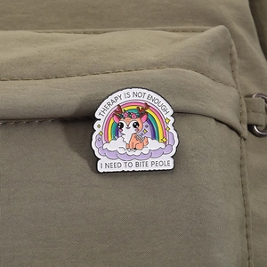 Detail der bunten Regenbogen-Hirsch-Emaille-Anstecknadel auf grünem Segeltuch-Rucksack