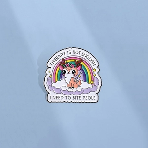 Badge en Émail Dessin Animé Cerf Arc-en-ciel Humour Therapy Is Not Enough Lettrage Broche en Alliage de Zinc pour Sac à Dos