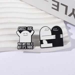Emaille pin set met cartoon spoken en knuffel ontwerp, zwart-wit Halloween badges