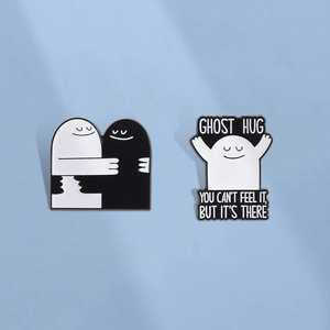 Ensemble de pin's fantômes mignons noir et blanc avec texte Ghost Hug sur fond bleu