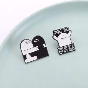 Schattige zwart-witte spook emaille speldjes set op een decoratief bord
