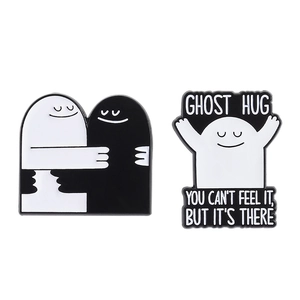 Minimalistische Ghost Hug emaille speldenset met zwart-witte figuren en creatieve tekst