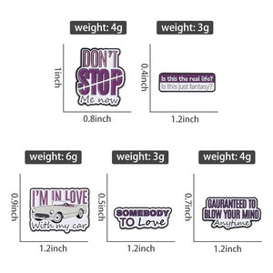 Guide des tailles détaillé pour cinq pin's en émail violet avec slogans et motifs