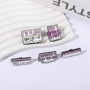 Lot de 5 pin's en émail violet Queen avec design de voiture rétro sur support blanc