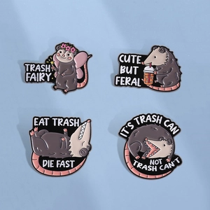 Grappige Cartoon Opossum Emaille Pin Humoristische Engelse Slogan Vuilnisfee Schattig Maar Wild Zinklegering Broche Voor Kleding Tassen