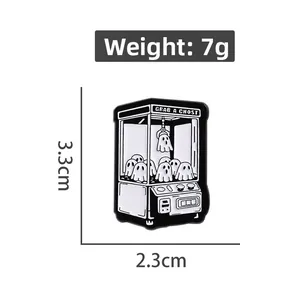 Broche émaillée machine à fantômes taille 3,3cm x 2,3cm et poids de 7g