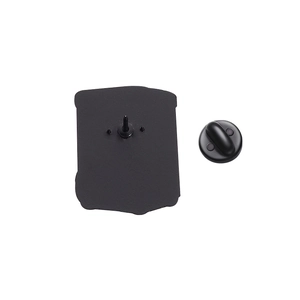 Détail d'un support de badge en métal noir mat avec fermoir en caoutchouc assorti