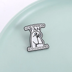 Cartoon Flork meme enamel pin badge with Spanish text on a light blue display stand