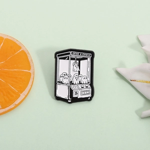 Broche émaillée machine à griffes fantômes avec texte Grab a Ghost pour Halloween
