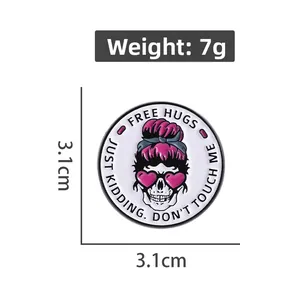 Détail du pin's émaillé rond crâne rose avec texte humoristique et taille de 3,1 cm