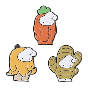 Tre simpatiche spille in smalto con coniglio bianco vestito da carota banana e zenzero