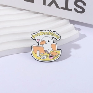 Broche émaillée ProDucktive avec canard travaillant sur un support de bureau minimaliste