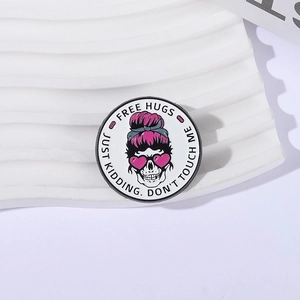 Broche ronde en émail blanc avec crâne à lunettes roses et slogan Free Hugs imprimé