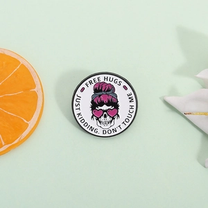 Broche en émail squelette avec lunettes cœur et slogan 'Free Hugs' sur un fond vert pastel