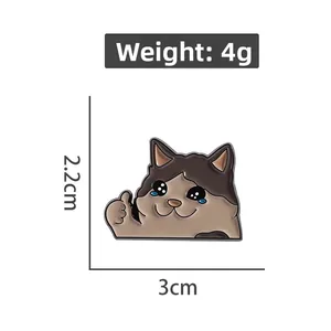 Vue détaillée du pin's chat émaillé montrant les dimensions de 3 cm de large et 2,2 cm
