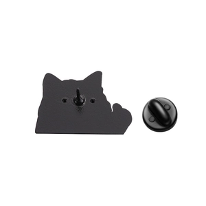 Vue arrière détaillée de la broche chat en émail noir mat avec son fermoir en caoutchouc