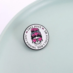 Broche ronde en émail crâne rose avec lunettes de soleil cœur et texte Free Hugs