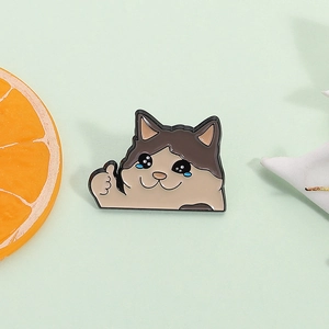 Épinglette de chat qui pleure en émail pour décoration de vêtements et de sacs à dos