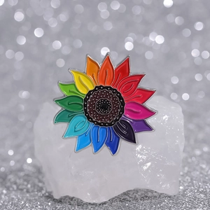Broche tournesol arc-en-ciel en émail avec pétales colorés sur cristal blanc