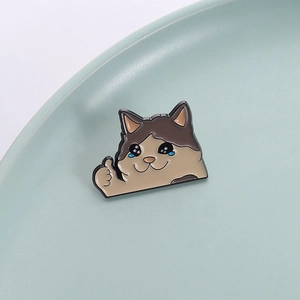 Broche chat mignonne en émail avec geste de pouce levé, badge châton pour vêtements