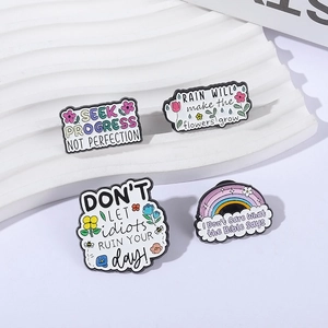 Lot de quatre broches en émail motivantes avec arcs-en-ciel et fleurs pour vêtements