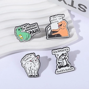 Collection de pin's émaillés cartoon avec dinosaure, chien, mouton et grenouille
