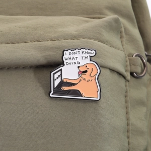 Pin's émaillé chien Golden Retriever sur sac vert montrant un mème de travail drôle
