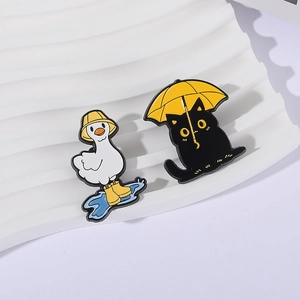 Lot de pin's émaillés cartoon avec un canard mignon en bottes et un chat noir au parapluie