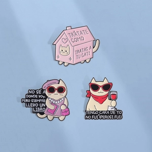 Enamel Pins Funny Cat Brooches Zinc Alloy Cartoon Badge With Spanish Text Pink House Fashion Cool Cat Lapel Pin Jewelry Gift