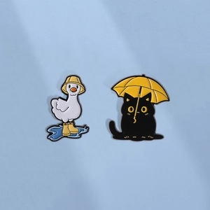 Mignonne Broche en Émail Animal Dessin Animé Alliage de Zinc Chat Parapluie Canard Bottes de Pluie Broche Mode Vêtement Sac à Dos Décoration Femmes Hommes Enfants