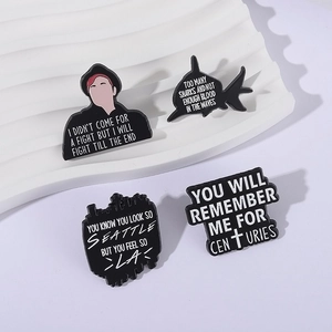 Set di 4 spille in smalto Fall Out Boy con squalo e testi su un supporto bianco