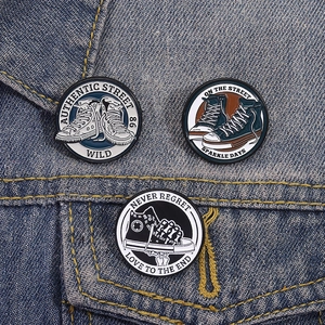 Dreiteiliges Set Retro-Sneaker-Emaille-Pins an einem blauen Jeansjackenkragen
