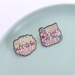 Inspirierende Emaille-Pins Set mit Heilungssprüchen auf Keramiktablett für Kleidung Deko