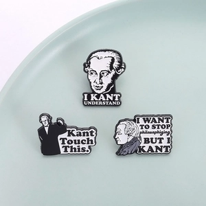 Immanuel Kant Emaille-Pins mit humorvollen philosophischen Wortspielen auf einem Teller