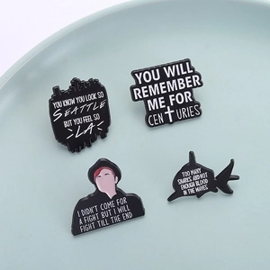 Set di 4 spille smaltate in bianco e nero con testi e silhouette dei Fall Out Boy