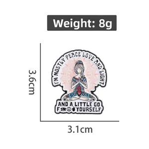 Detailansicht der Yoga-Mädchen Emaille-Anstecknadel mit Mandala-Design, 3,6cm x 3,1cm