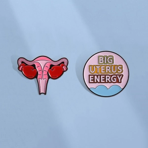 Feministische Power Emaille Brosche Pin Zinklegierung Uterus Boxhandschuhe Big Uterus Energy Slogan Kreatives Bekleidungszubehör Für Damen