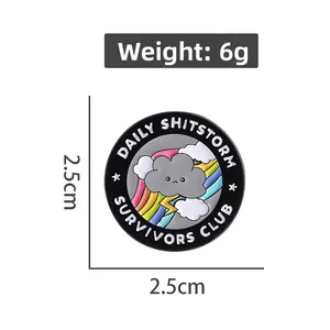 Détail du pin's émaillé Daily Shitstorm Survivor Club de 2,5 cm pesant 6g spécification