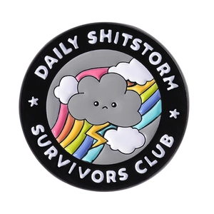 Badge en émail avec nuage d'orage gris et texte Daily Shitstorm Survivors Club