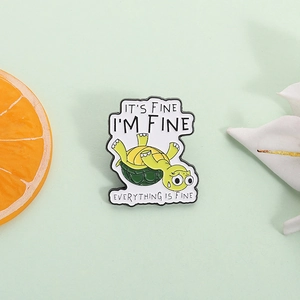 Süße Schildkröte Emaille-Pin mit humorvollem Text auf frischem grünem Grund
