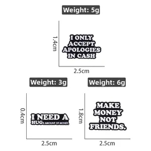 Vue détaillée de trois épingles en émail avec spécifications de taille et de poids