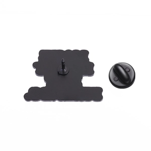 Détail de l'arrière du badge noir avec une attache en caoutchouc noir durable